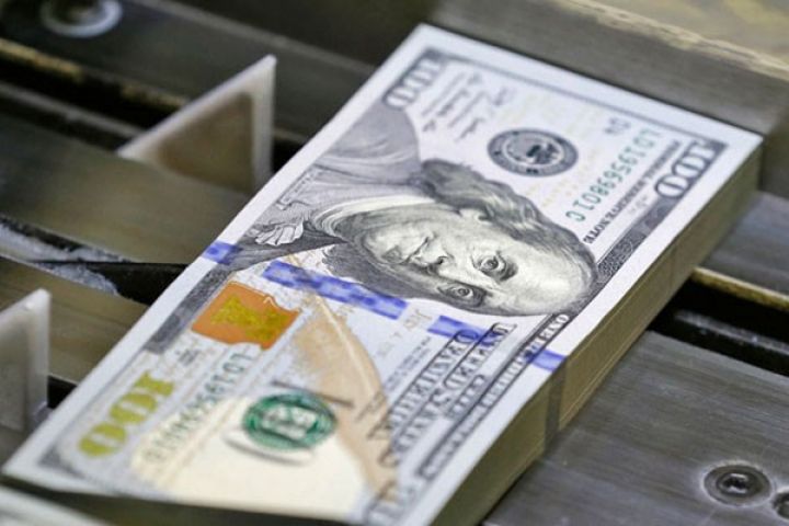 Banklarda Dollar düşməkdə davam edir