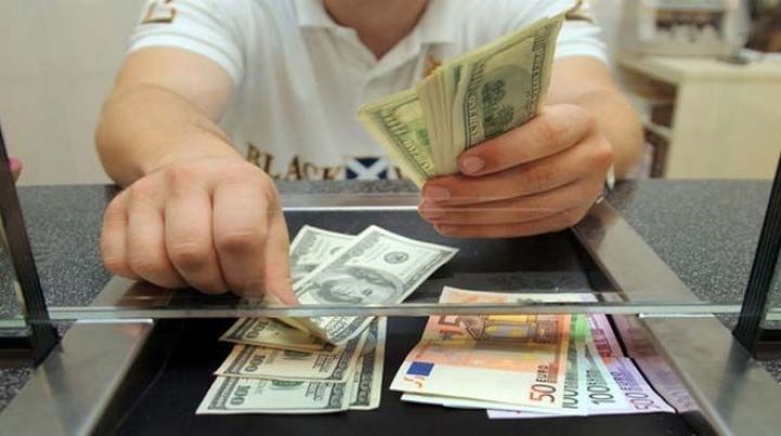 Azərbaycanda dollarla əməliyyatların həcmi 3,4 dəfə azalıb