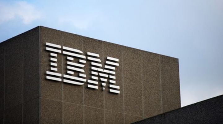 IBM-in xalis mənfəəti və gəliri azalıb
