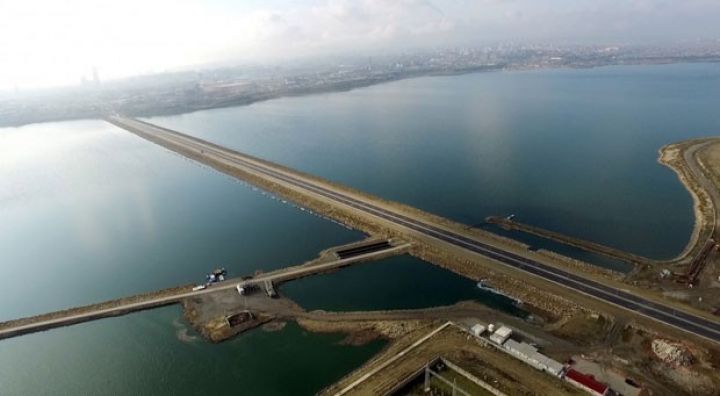 Bakıda gölün içindən keçən yol açıldı - FOTOLAR