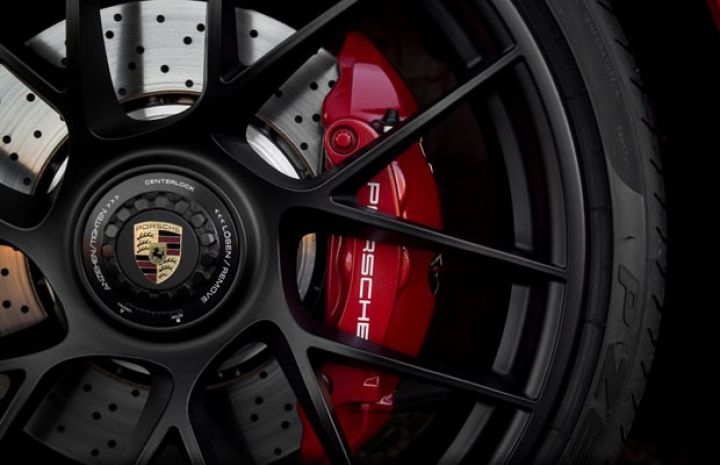 Porsche avtomobil satışında rekord yeniləyib