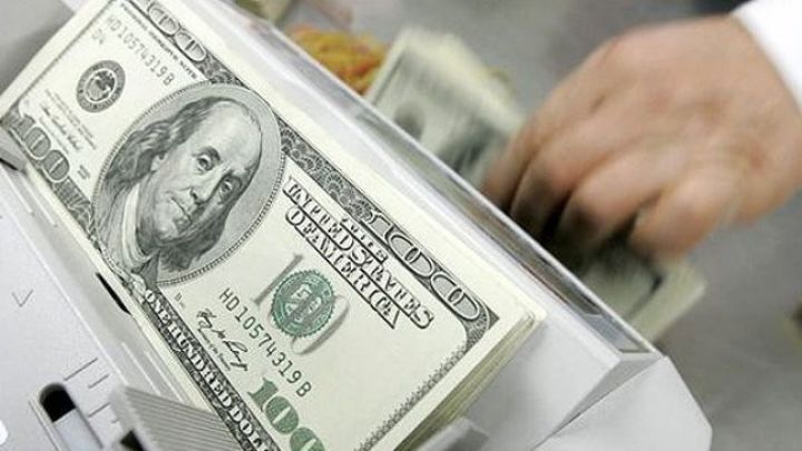 Əmanətlərdə dollarlaşma daha da azalıb
