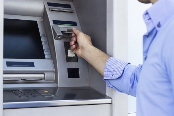 İyulda bankomatların sayı azalıb, POS-terminalların sayı artıb