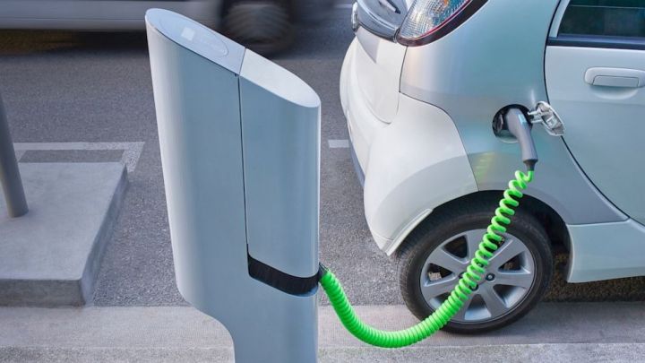 Əsas yollarda elektromobillərin enerji ilə yüklənməsi məntəqələri yaradılacaq