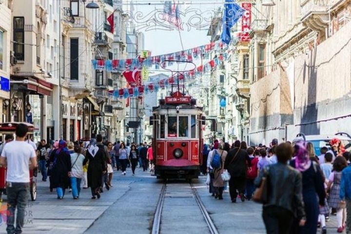 Azərbaycan vətəndaşları İstanbulda yaşamaq izni alarkən "işbazlar"ın qurbanına çevrilir - ARAŞDIRMA