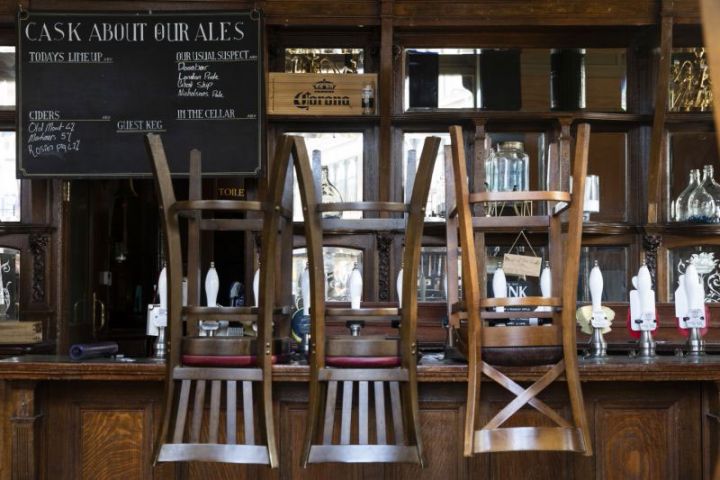 İngiltərədə bar və restoranlar erkən bağlanmağa başladı