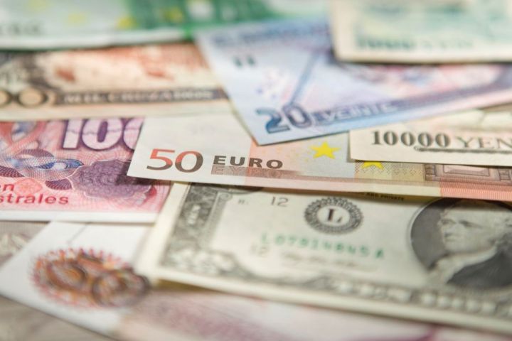 "Fitch" əsas valyuta cütləri üzrə proqnozlara yenidən baxıb