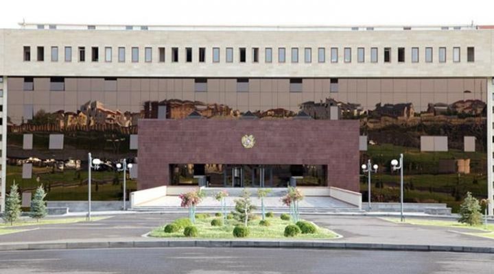 Yüksək vəzifəli bəzi generallar Paşinyanın istefası tələbinə qoşulmadı