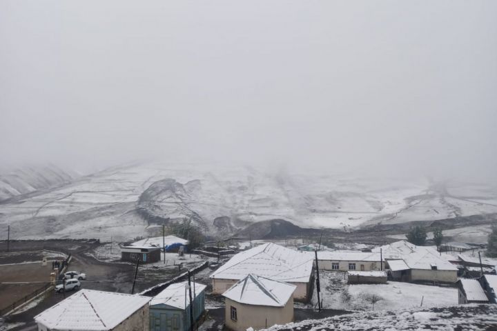 Qubanın Xınalıq və Qrız kəndlərinə qar yağıb