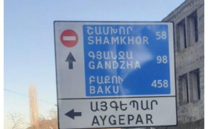 Ermənistanda yolda Azərbaycan şəhərlərinin adları olan lövhə quraşdırılıb