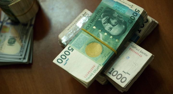 Qırğızıstanın milli valyutası kəskin ucuzlaşıb