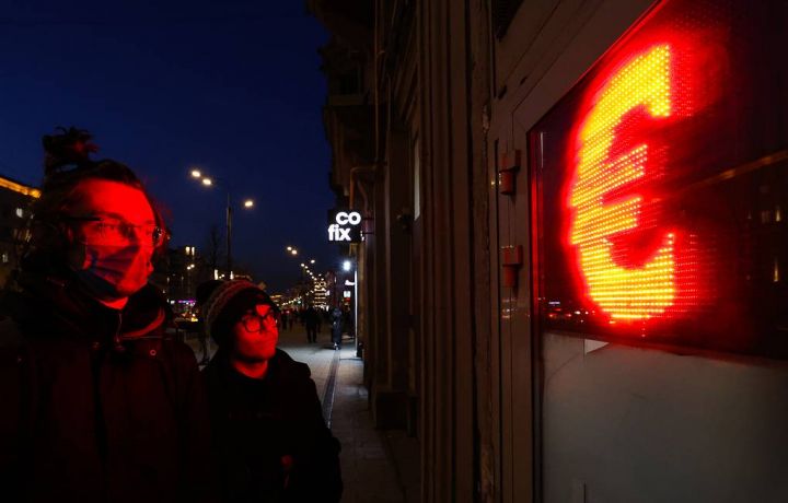 Moskva birjasında dollar və avronun məzənnələri tarixi maksimumlarını yeniləyib