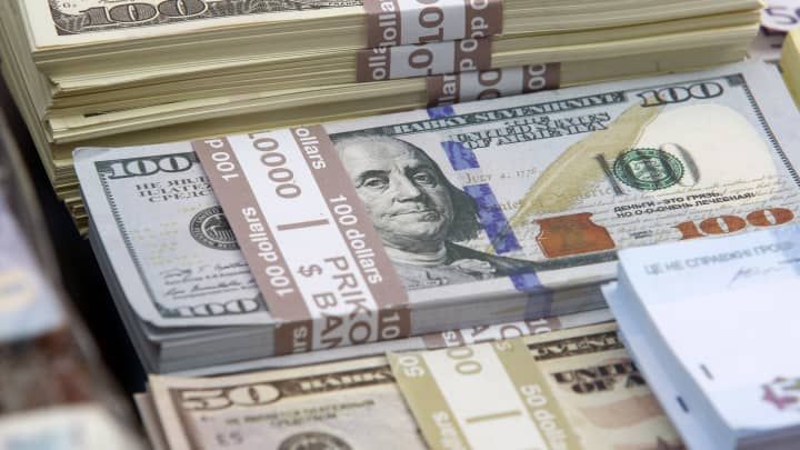 Azərbaycana daxil olan valyuta çıxanı 3 milyard dollardan çox üstələyib