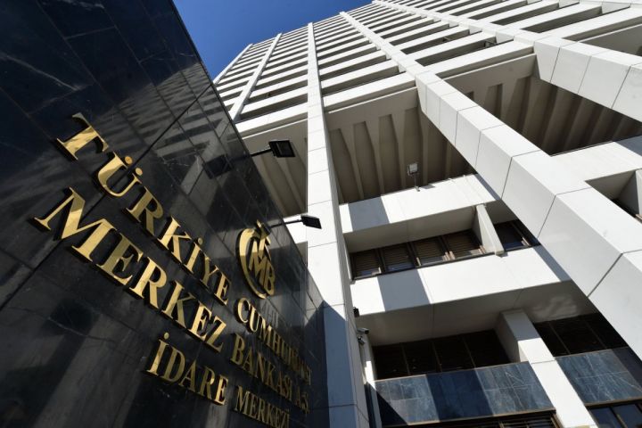 Türkiyə Mərkəzi Bankı Lirəni qorumaq üçün dekabrda 7,3 milyard dollar satıb