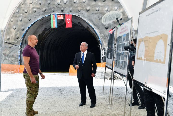 Prezident Kəlbəcər-Laçın avtomobil yolunun tikintisi ilə bağlı görülən işlərlə tanış olub