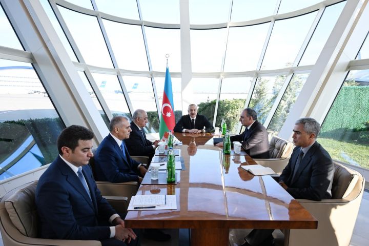 Prezident təyyarə qəzası ilə bağlı müşavirə keçirdi