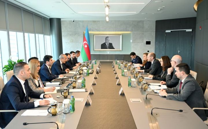İqtisadiyyat naziri Avropa bankının idarəedici direktoru ilə danışqlar aparıb
