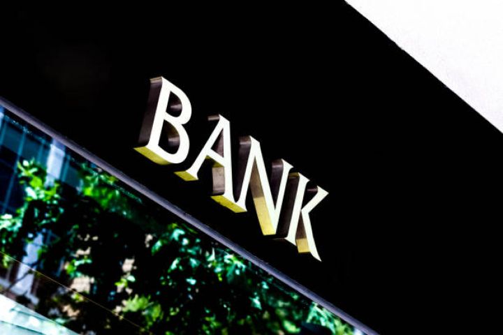 5 bankda  xüsusi ehtiyatlara ayırmalar 15 milyon manatdan çoxdur