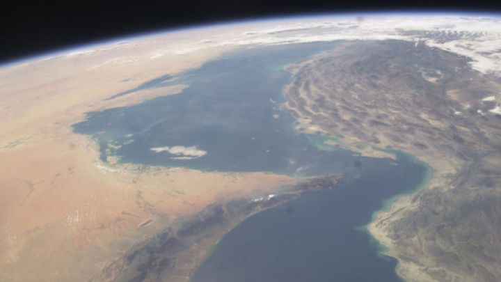 Atəşkəsdən sonra Hörmüzdən ilk gəmi keçdi