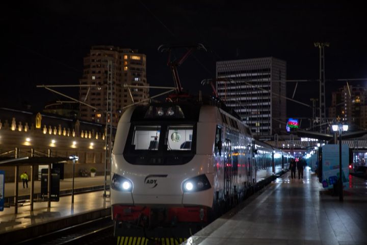 Bakı–Tbilisi qatarına rekord maraq - Vaqonların sayını iki dəfədən çox artırıldı