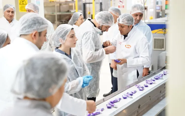 Media nümayəndələri “Made in Azerbaijan” brendini dünyaya tanıdan “Ulduz” fabriki ilə tanış olublar