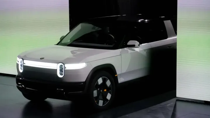 Rivian daha ucuz R2 modeli ilə satış rekordunu yenilədi