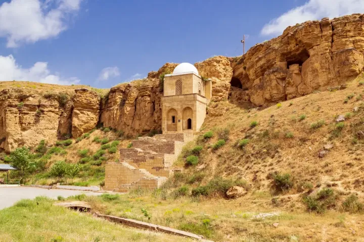 Qobustandakı "Diri Baba" türbəsini 9 ayda 28 mindən çox turist ziyarət edib