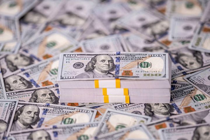 Azərbaycanda dollar bolluğu: Əhali dolları daha çox satır – Müştərilərdən alış satışdan 673 milyon dollar çox olub