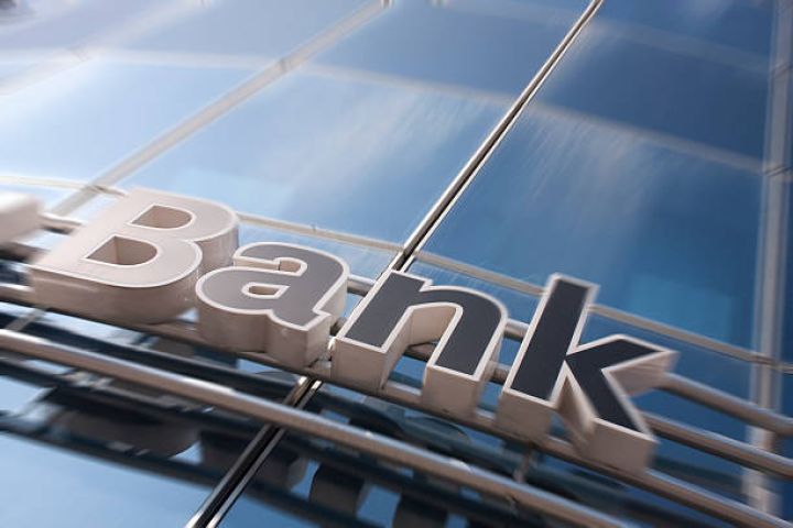 Əhalinin banklara 15 milyard manat borcu var -  1 milyard manata yaxın kredit "batır"