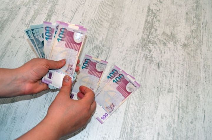 Manat dollara qarşı bu il 4% bahalaşıb