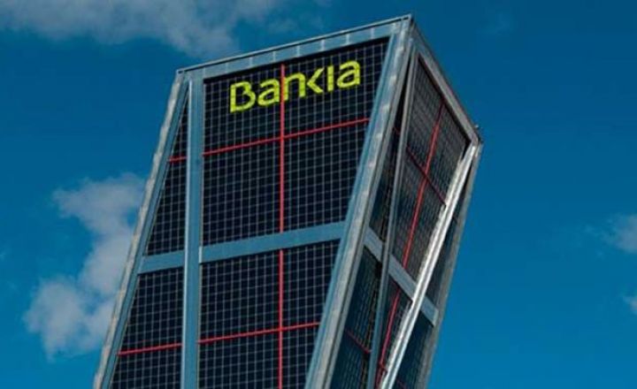 Dövlət xilas etdiyi bankı satmağa başladı