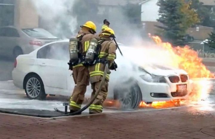 BMW-nin mühərrik yanğınları ilə başı dərddədir