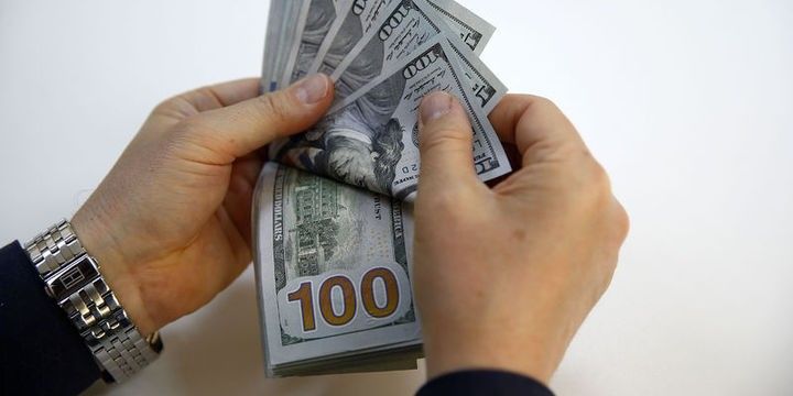 Əhali Manat əmanətini geri götürüb, Dollar əmanəti yerləşdirib