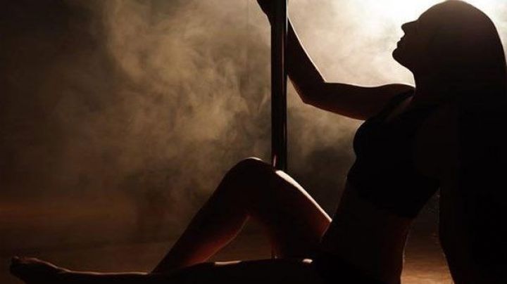 Məşhur şirkət işçilərini striptiz kluba aparıb