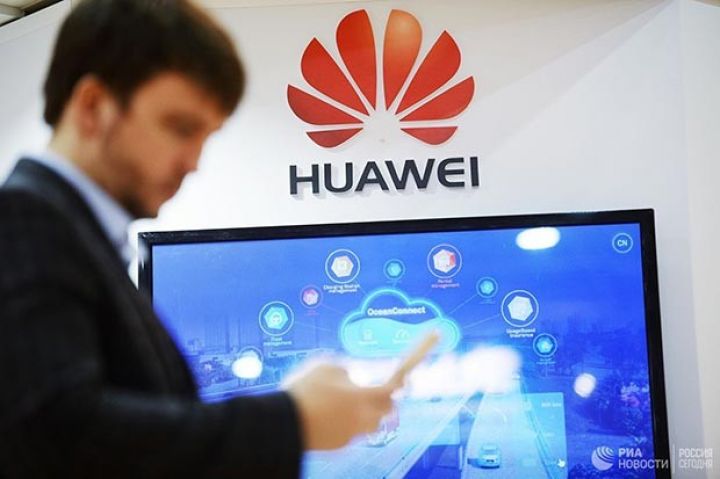 “Huawei”yə “Facebook”dan da zərbə