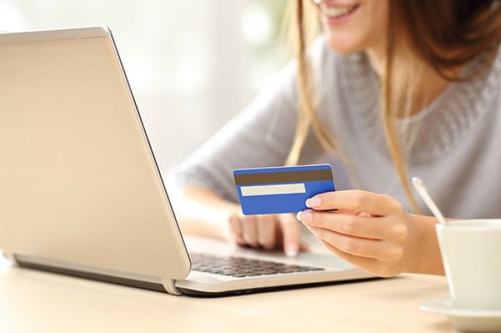Azərbaycanda tələbələr üçün bank kartı istifadəyə verilib