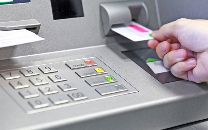 Bank kartlarından nağd pulun çıxarılması azalıb