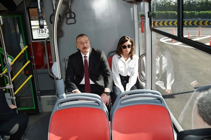 Prezident və birinci xanım BMC avtobusuna baxıblar