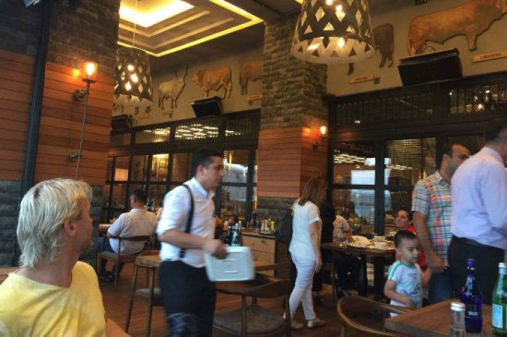 Azərbaycanda COVID-19 pasportu olan şəxslər restoran, mehmanxana, ticarət mərkəzlərinə buraxılacaqlar