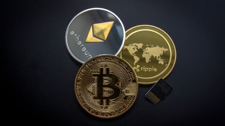 Bitcoində gözlər 50 min dollarda