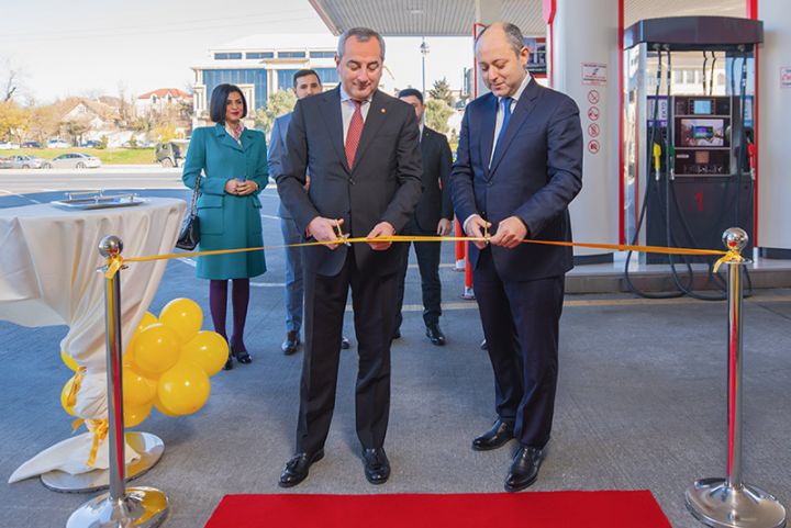 Bank, işçilərin olmadığı xidmət mərkəzini istifadəyə verdi