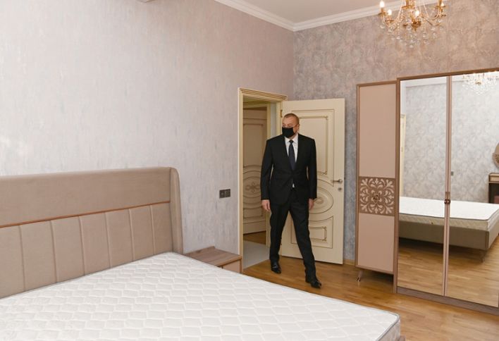 Prezident iki yaşayış kompleksindəki mənzillərlə tanış oldu