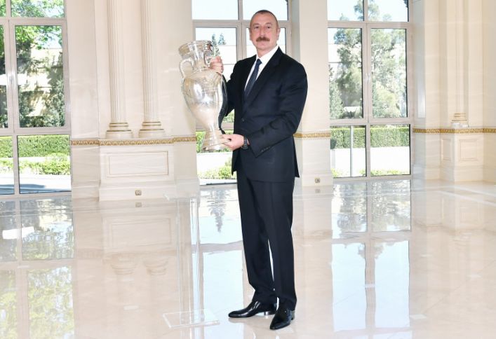 AVRO-2020-nin kuboku Prezident İlham Əliyevə təqdim olunub