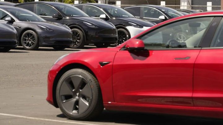 Çində dövlət qurumlarının ərazisində Tesla avtomobillərinin park edilməsi qadağan edildi