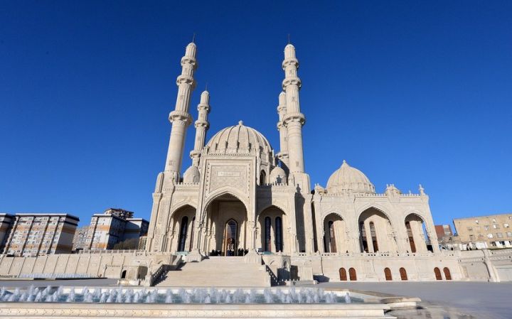 Məscidlərin fəaliyyətinə insanların sayı 50 nəfərdən çox olmamaqla icazə verilir