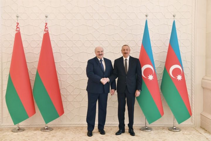 Lukaşenko Əliyevə zəng etdi