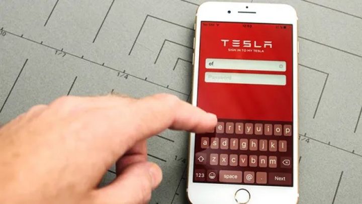 Yüzlərlə sürücü Tesla tətbiqindəki nasazlıq səbəbindən elektrikli avtomobillərini işə sala bilməyib
