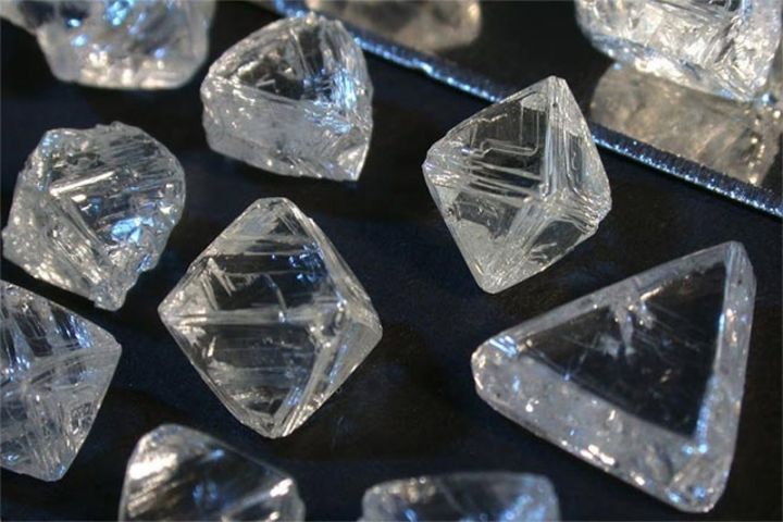 Yeni ştammın yayılması fonunda almaz 10%-dək bahalaşıb