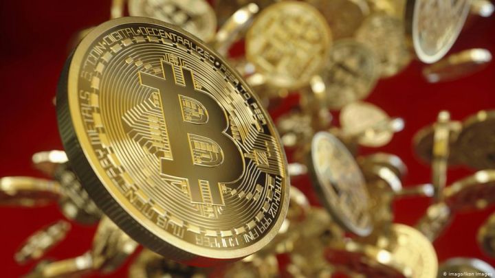 Bitcoinin qiyməti ilk dəfə 66 min dolları keçib
