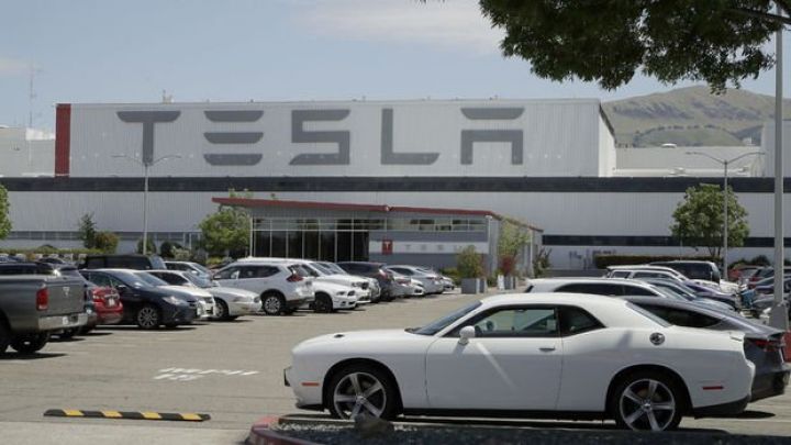 Tesla üçün iki təhdid var